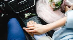 Tajná svadba českého speváka: Áno povedal o 23 rokov mladšej žene v aute