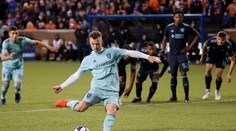 VIDEO: Albert Rusnák si zlomil prst, následne v americkej súťaži skóroval