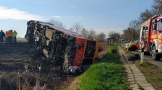 V Maďarsku sa zrazil vlak s dodávkou, zomrelo najmenej päť ľudí