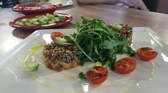 Kuskus so cherry paradajkami, zelenou špargľou a kukuričným kuriatkom