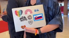 Luciu Plavákovú pre nálepky opäť vykázali z rokovacej sály. Tentokrát to urobil Tibor Gašpar