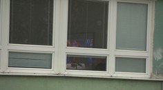 Žiaka, ktorý chcel vyskočiť z okna školy, zachránil spolužiak. Situáciu riešili polícia aj psychológovia