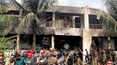 FOTO+VIDEO: Letecké nešťastie v Bangladéši. Na školu sa zrútilo armádne lietadlo, hlásia najmenej 19 obetí