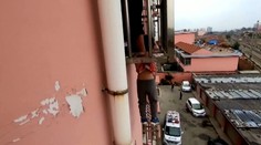 Zatiaľ čo starý otec spal, jeho vnuk bojoval o život s hlavou zakliesnenou v ochrannej mreži