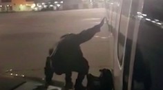 VIDEO: Pasažiera Ryanairu rozčúlilo čakanie, vystúpiť chcel po krídle lietadla