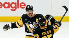 VIDEO: Crosby prekonal ďalšiu legendu a rozhodol o výhre Pittsburghu. Carolina skomplikovala situáciu Islanders