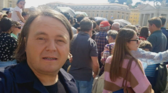 Nekonečné zástupy, hodiny čakania aj slovenskí pútnici. Boli sme sa pozrieť na vystavenú rakvu s pápežom Františkom