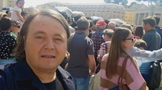 Nekonečné zástupy, hodiny čakania aj slovenskí pútnici. Boli sme sa pozrieť na vystavenú rakvu s pápežom Františkom