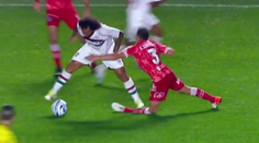 VIDEO: Hororové zranenie argentínskeho futbalistu. Vinník Marcelo po faule opustil ihrisko v slzách