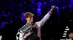 Lyže vymenil za raketu, ukončil talianske polstoročie čakania na titul. Sinner po triumfe ďakoval rodičom