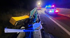 Vo Svidníku spadol z mosta kamión, vodič nehodu neprežil. Bol na vine defekt?