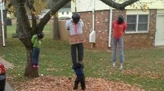 Žena si vyzdobila dom figurínami obesených černochov. Nezdalo sa jej to rasistické