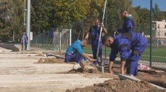 Pred rokmi bez nádeje, dnes hrdo v montérkach. Príbeh z Trebišova, kde práca mení životy