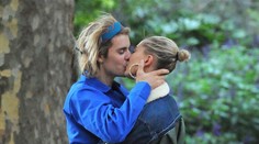 Intímnosti na verejnosti: Justin Bieber si ich užíval naplno