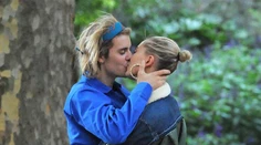 Intímnosti na verejnosti: Justin Bieber si ich užíval naplno