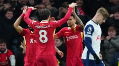 Premier League: V divokej prestrelke uspel Liverpool a upevnil si líderskú pozíciu. Manchester United opäť sklamal