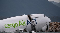 Lietadlo v Hongkongu zišlo z dráhy a skončilo v mori. Hlásia dve obete