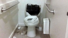 Ženu takmer zabil záchod. Pozrite sa ako