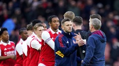 Dorastenci Arsenalu sa sekli o 150 kilometrov. Namiesto Brightonu prišli do Bournemouthu, zápas zrušili