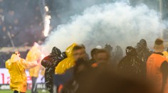 VIDEO: Šialené scény na zápase v Nemecku. Polícia naháňala fanúšikov priamo na trávniku