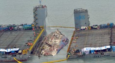 Potopený trajekt Sewol vyzdvihli na hladinu tri roky po nehode