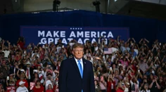 Trump naznačil, že by mu nevadilo, keby Irán zničil dve americké mestá. Jeho popularita je na historickom dne
