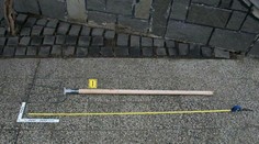 Dôchodcovia medzi sebou zápasili, mladší vytiahol na staršieho vidly. Odniesla si to ruka