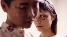 Škandalózna reklama: Módna značka na seba upozorňuje fotkami súložiacich párov