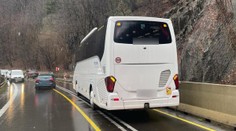 Ďalšie komplikácie pod Strečnom: Autobus sa zrazil s nákladným autom