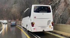 Ďalšie komplikácie pod Strečnom: Autobus sa zrazil s nákladným autom
