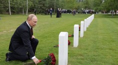 Vladimir Putin pred odletom z Aljašky položil kvety na hroby sovietskych pilotov