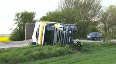 Na Záhorí dnes havaroval nákladiak plne naložený pieskom