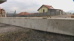 Obyvatelia Župčian sa sporia o príjazdovú cestu. Zablokovali im ju betónovými panelmi