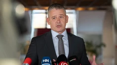 „Vyzerajú ako pohrebáky,“ kritizuje Mikulec nový dizajn policajných áut. Poukazuje aj na praktický problém