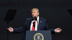 Trump mal požiadať Comeyho o zastavenie vyšetrovanie Flynna