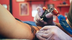 Tatér vytetoval žene na ruku nesprávne meno dieťaťa. Jej reakcia vás zaskočí