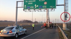 Českí vodiči zažili šok. Vedľa značky na obchvate visel obesený muž