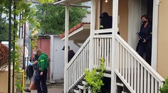 NAKA zasahuje v súvislosti s medzinárodnou protidrogovou akciou, zadržala podozrivé osoby