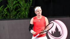 Má len osem prstov, zápasy pravidelne skrečuje. Britskú tenistku na turnaji z kurtu odnášali na vozíčku