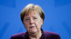 Angela Merkelová povzbudila futbalistu Joshuu Kimmicha, aby sa dal očkovať