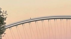 Máme foto Spidermana! Čitateľ nám poslal fotku muža, ktorý sa prechádzal po moste Apollo