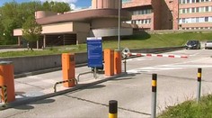 Platené parkovisko pred nemocnicou v Petržalke zrušili! Má to však háčik