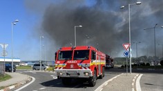FOTO+VIDEO: Požiar v Dunajskej Strede. Vznietila sa strecha predajne áut, na mieste zasahovali hasiči