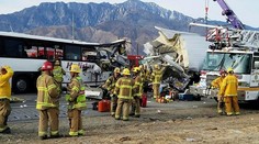 Smrteľná nehoda v Kalifornii má 13 obetí. Autobus veľkou silou narazil do kamióna