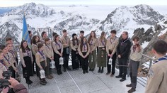 Betlehemské svetlo opäť na Lomnickom štíte. Skauti ho niesli hore, no legenda už len čakala doma