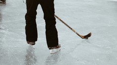 Kuriózny prípad: Polícia pátra po mužovi, ktorý ukradol 500 hokejok. Verejnosť žiada o pomoc