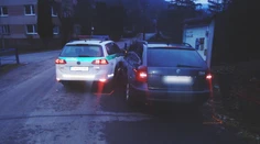 Vodič unikal hliadke, policajtom vrazil do vozidla a odmietol fúkať, zhabali mu auto