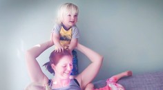 Mamička sa nemá za čo hanbiť. Stále dojčí päťročné trojčatá