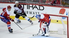 VIDEO-NHL: Colorado s piatou prehrou v sérii, Chicago vyhralo šiestykrát za sebou