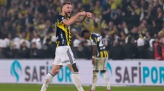 VIDEO: Brankár zostal bez šance. Škriniar gólom v istanbulskom derby zachránil bod pre Fenerbahce